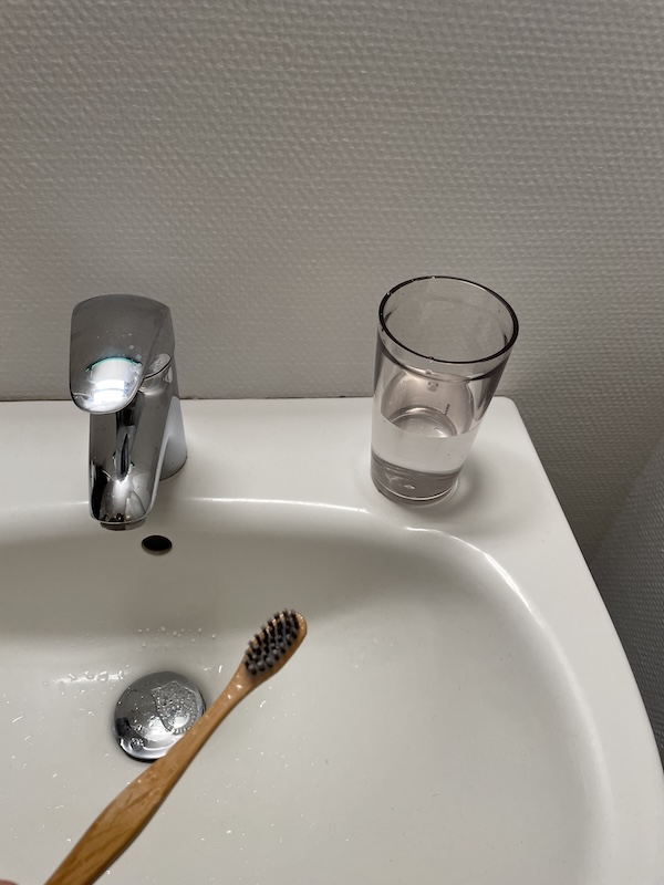 Gør tandbørsten våd